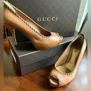Gucci Sophia Peep Toe #264984 Color is camel brown